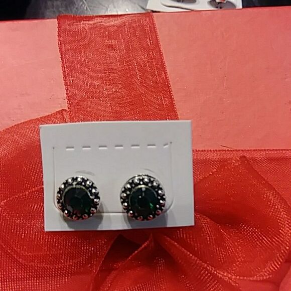 NWOT 3/$10🔥green earrings - Picture 2 of 2